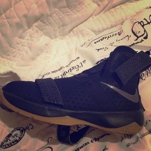 NIKE Lebron Soldier Basketball Shoes 6youth